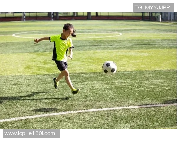 脚踏绿茵镜头切换足球巨星风采展现精彩瞬间